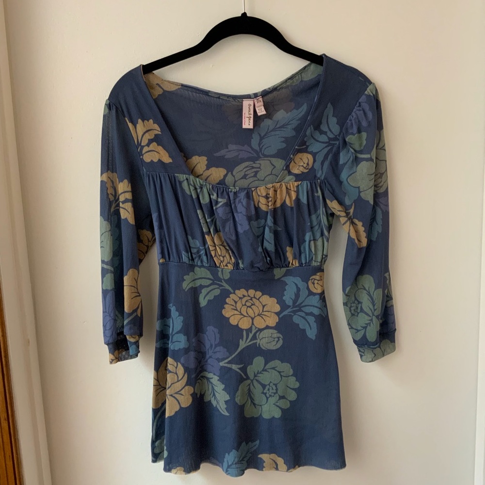 Sweetpea size m top with 3/4 sleeves